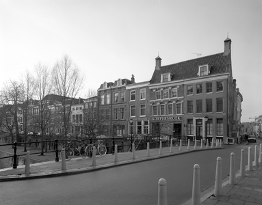 67628 Gezicht op de voorgevels van de huizen Oudegracht 279/279bis-hoger te Utrecht; vanaf de Smeebrug (voorgrond) uit ...